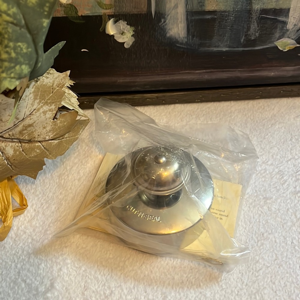NIP Original Pampered Chef Cut-N-Seal Sandwich Maker